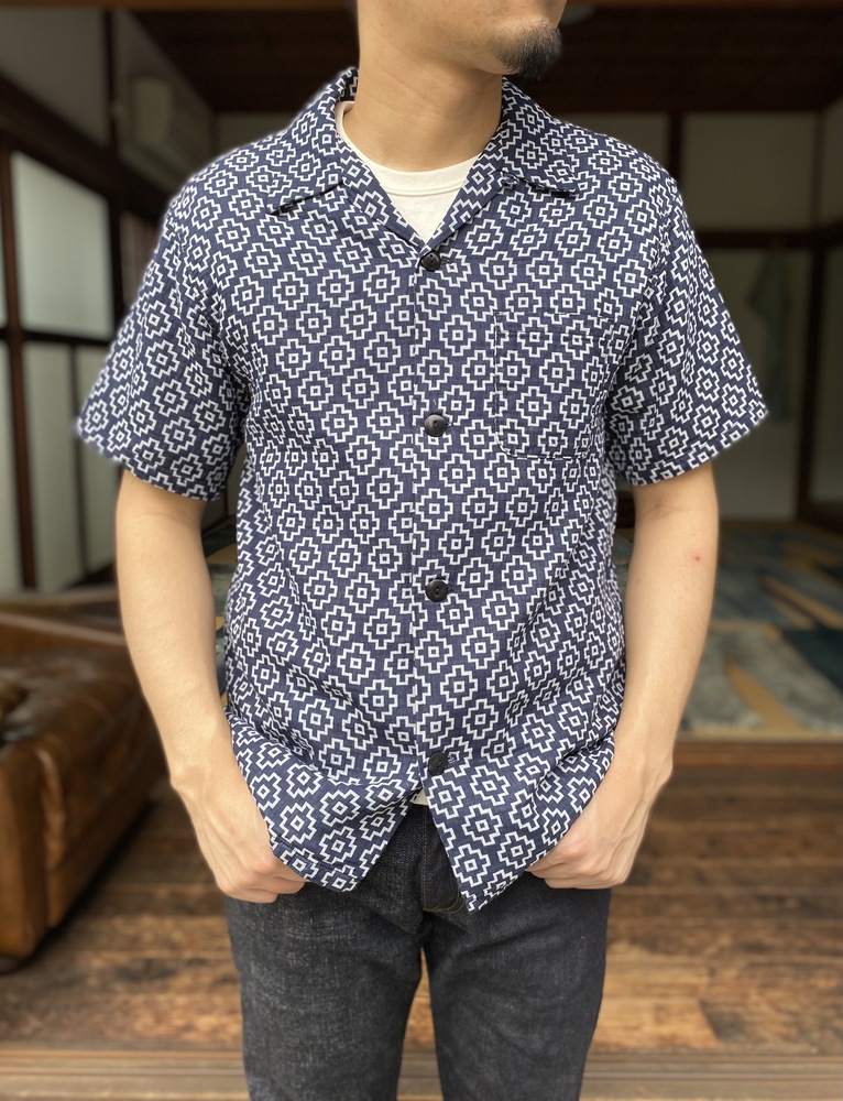 Put open collar shirt on and stay confortable! | Japan Blue Jeans